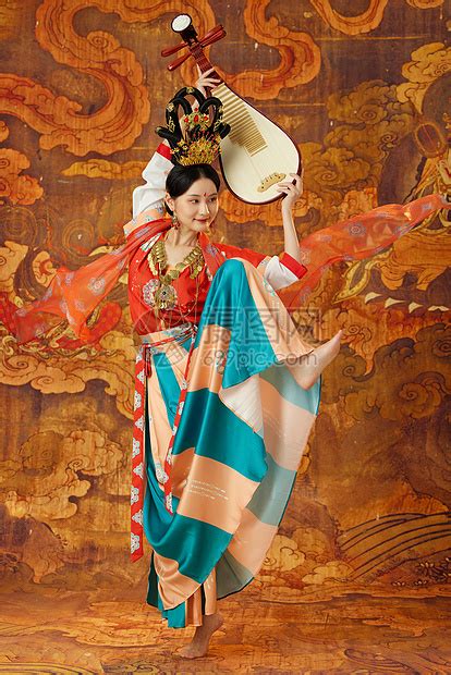 手拿琵琶舞蹈的西域美女高清图片下载-正版图片501770125-摄图网
