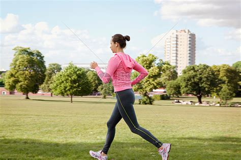 在公园慢跑的女人高清图片下载-正版图片501519171-摄图网