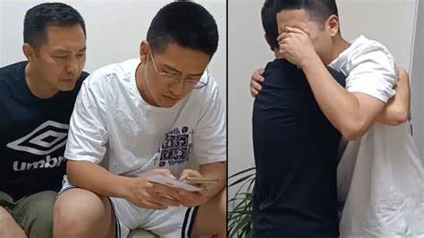 儿子查到高考成绩，父亲一把搂进怀中，两人相拥哭泣看哭众人_高清1080P在线观看平台_腾讯视频