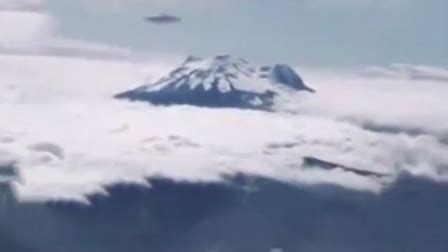 秘鲁网友在飞机实拍到超巨型UFO， 比山峰还大！-凤凰视频-最具媒体品质的综合视频门户-凤凰网
