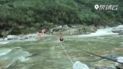 绵阳：河水上涨游客被困 消防员搭建“双绳桥”营救_凤凰网视频_凤凰网