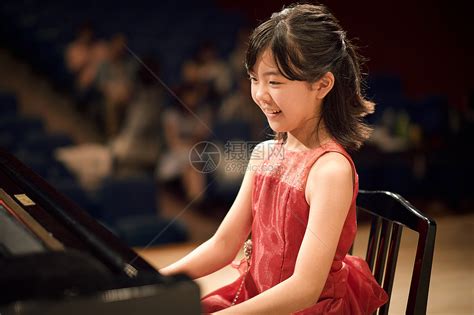 小女孩钢琴演奏高清图片下载-正版图片502231392-摄图网