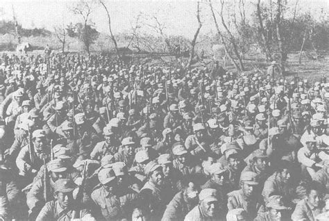 红二十五军于1934年11月开始长征，1935年9月16日到达陕北根据地与陕甘红军会师，合编为红十五军团。图为红十五军团一部_艺术头条看展