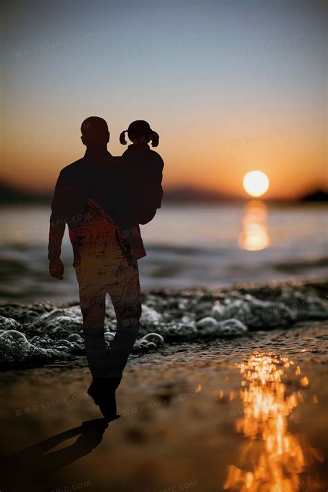 父爱如山父亲节怀抱女儿沙滩行走背影背景图片下载_3543x5315像素JPG格式_编号1xgf9qdgz_图精灵