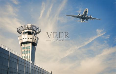 巴黎机场的空中交通管制塔台和飞机照片摄影图片_ID:150357905-Veer图库