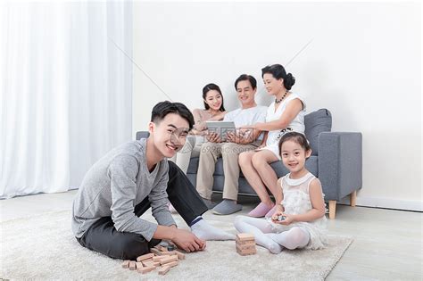 家庭亲子绘画大赛高清图片下载-正版图片500433605-摄图网