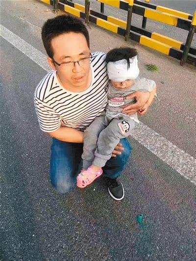 心疼！云南11岁男孩离家寻母遇车祸被截肢_凤凰网视频_凤凰网