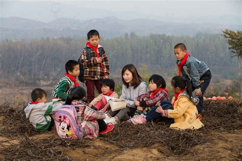 乡村教师和小学生在户外学习高清摄影大图-千库网