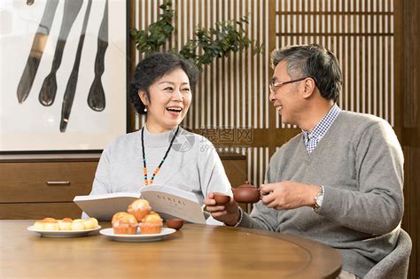 老年夫妻喝茶聊天高清图片下载-正版图片501168151-摄图网