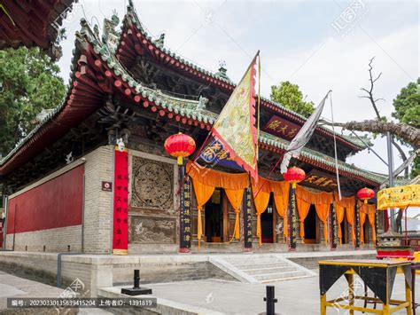 伏羲庙庄严雄伟，具有鲜明的中国传统建筑艺术风格