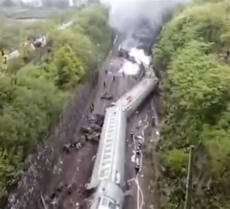 湖南境内一火车脱轨，致1人死亡！列车停运，瞬间经历了生死！