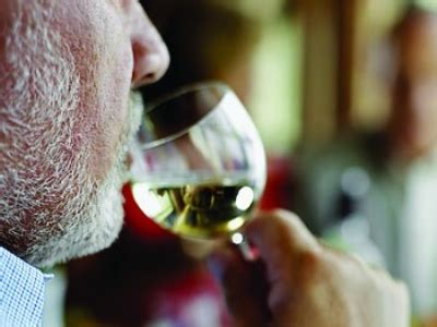 老年人常喝酒危害大 及时戒酒才能保健康
