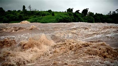 贵州仁怀暴雨致山体坍塌 山洪形成巨大瀑布喷射而下(含视频)_手机新浪网