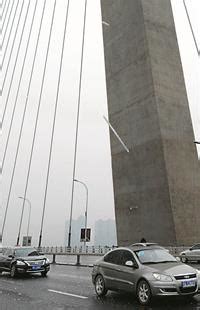 二七大桥天降冰凌 20多辆车被砸中(图)_频道_凤凰网