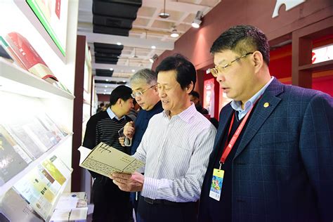 广电总局副局长周慧琳等领导视察集团公司2018年北京订货会展位
