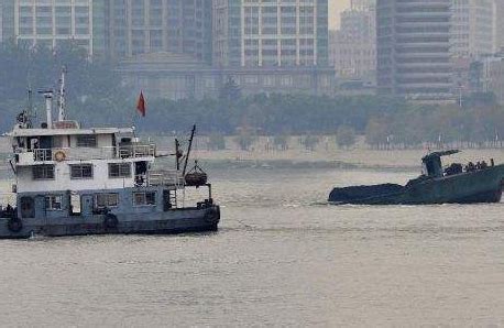 长江扬中段发生沉船事故 2名落水船员被救起_我苏网