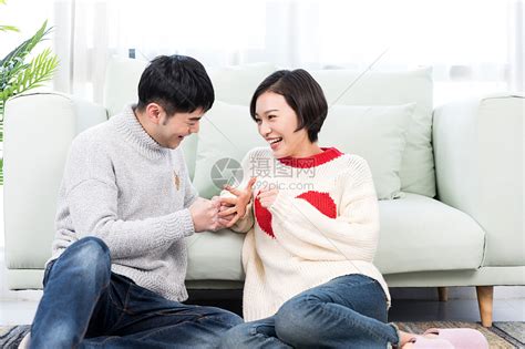 坐在客厅互动玩游戏的年轻情侣高清图片下载-正版图片500804676-摄图网