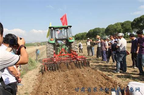 甘肃省农机深松整地作业技术现场培训会在平凉召开_农机通讯社