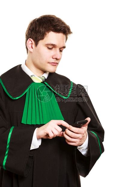 律师使用智能手机电话触摸屏律师使用智能电话触摸屏高清图片下载-正版图片306469664-摄图网