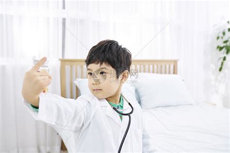 儿童玩角色扮演医生看病高清图片下载-正版图片502177086-摄图网