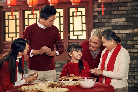 新年前夕房屋青年女人幸福家庭过年包饺子高清图片下载-正版图片501988086-摄图网