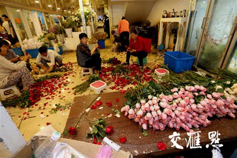 “520”花店生意火爆 99朵玫瑰最受青睐