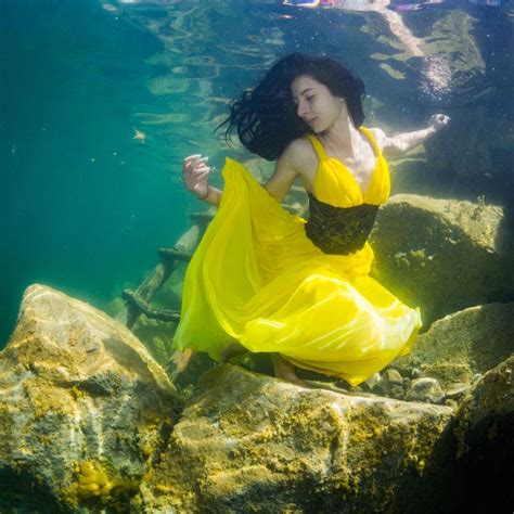 水下优雅的女子图片-穿着黄色裙子的年轻优雅的女人在水下楼梯上素材-高清图片-摄影照片-寻图免费打包下载