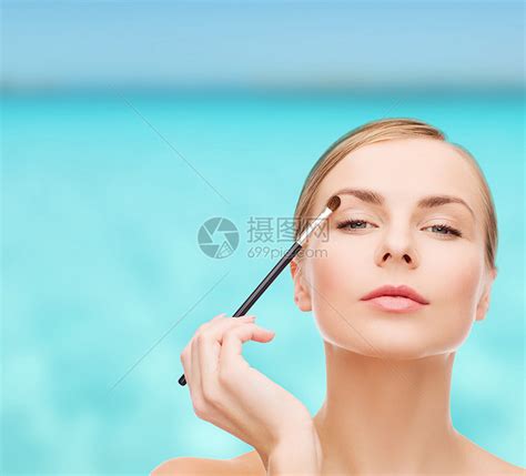化妆品,健康美容美丽的女人用化妆刷高清图片下载-正版图片300802307-摄图网