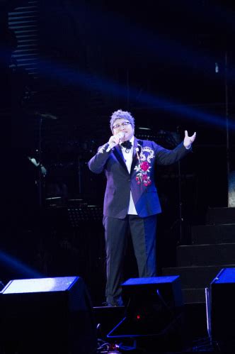 当中国天王巨星出现在韩国音乐颁奖典礼上，偶像明星全体起立鞠躬-直播吧