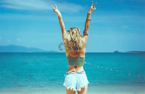 漂亮的女人在海边摆姿势高清图片下载-正版图片504994910-摄图网
