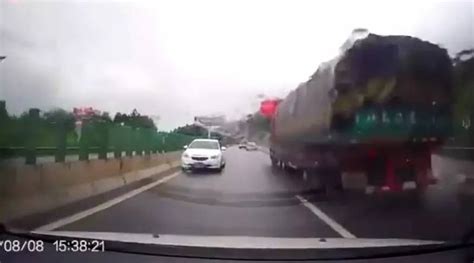 奇葩！陕西交警遇司机违停高速应急车道洗头……