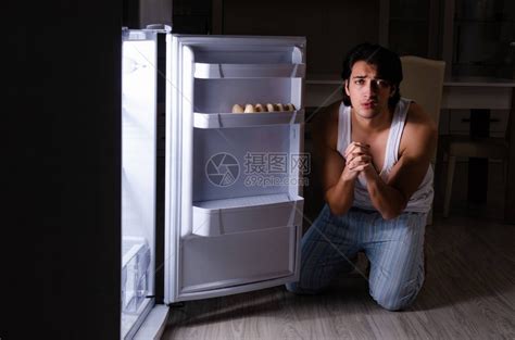 男人在冰箱附近的高清图片下载-正版图片506340415-摄图网