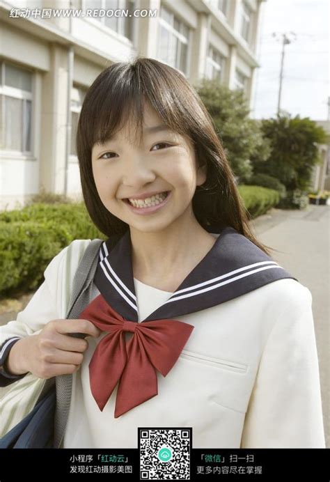 自信微笑的日本女高中生图片免费下载_红动中国