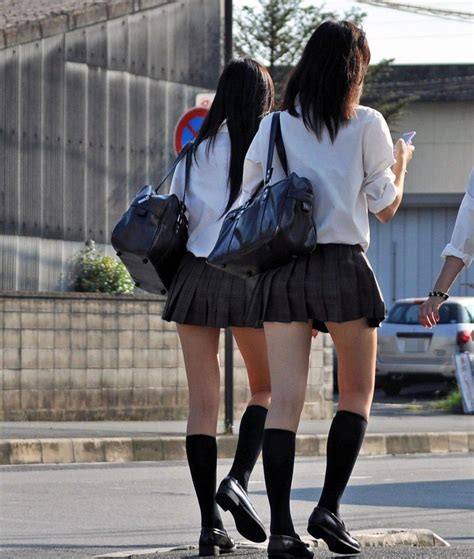 Пользователи Сети с трудом находят юбки на фотографиях японских школьниц
