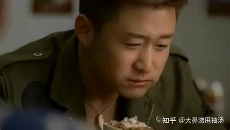 成龙吴京合作新戏，在片场同吃一份盒饭，米粒掉桌上捡起来吃