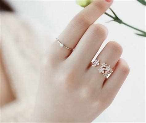 女生右手食指戴戒指 已婚女士戒指的戴法和意义_婚庆知识_婚庆百科_齐家网