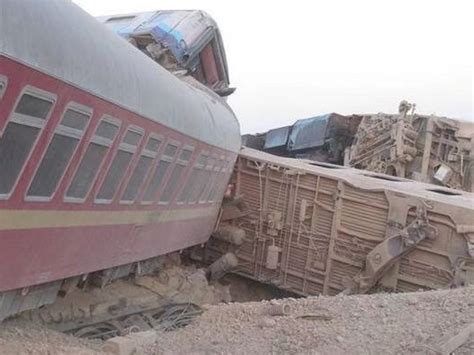 伊朗火车脱轨致13死60伤 现场曝光：车厢侧翻相撞