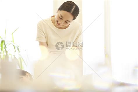 美容院工作的女性spa技师高清图片下载-正版图片502201850-摄图网