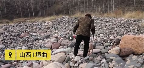 河边捡到的石头，一层层的，砸开看到这样，是化石么？