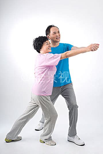 中老年夫妇客厅跳交谊舞高清图片下载-正版图片501740900-摄图网