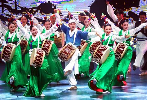 新疆乌鲁木齐：“为人民而舞”——《舞动经典》上演-人民图片网