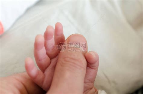 父亲和儿子的手友谊男性身体拇指童年父母成人孩子帮助手指高清图片下载-正版图片320442951-摄图网
