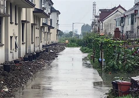 台湾暴雨影响逾百航班：1万户停水 一妇女被冲走_凤凰资讯