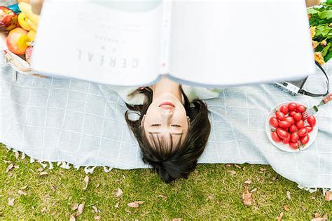 甜美女生头像草坪图片