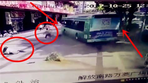 公交车失控，行人四散逃跑，监控拍到这样一幕_凤凰网视频_凤凰网