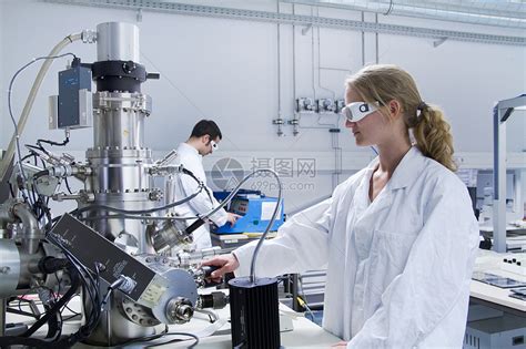 两名科学家穿着实验室外套使用科学设备高清图片下载-正版图片501454477-摄图网