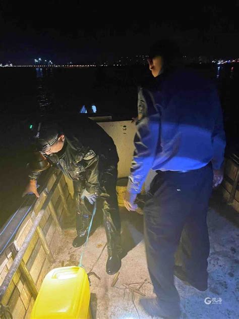 青岛一男子深夜赶海被大浪卷入海中，抱桶漂流1个多小时后获救-青报网-青岛日报官网