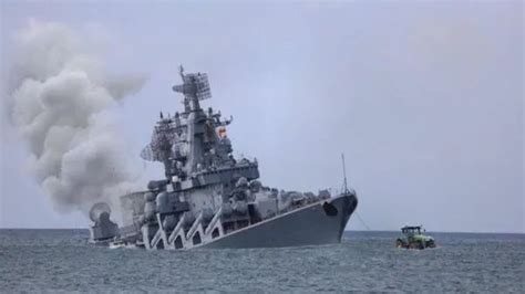 伊朗军舰被“意外击中”后画面曝光：舰体起火冒烟 上层建筑全毁
