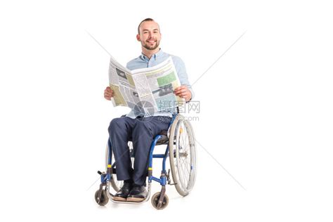 坐在轮椅上微笑着的残疾人高清图片下载-正版图片502628996-摄图网