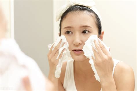 女人洗完澡后擦脸巾高清图片下载-正版图片506429942-摄图网